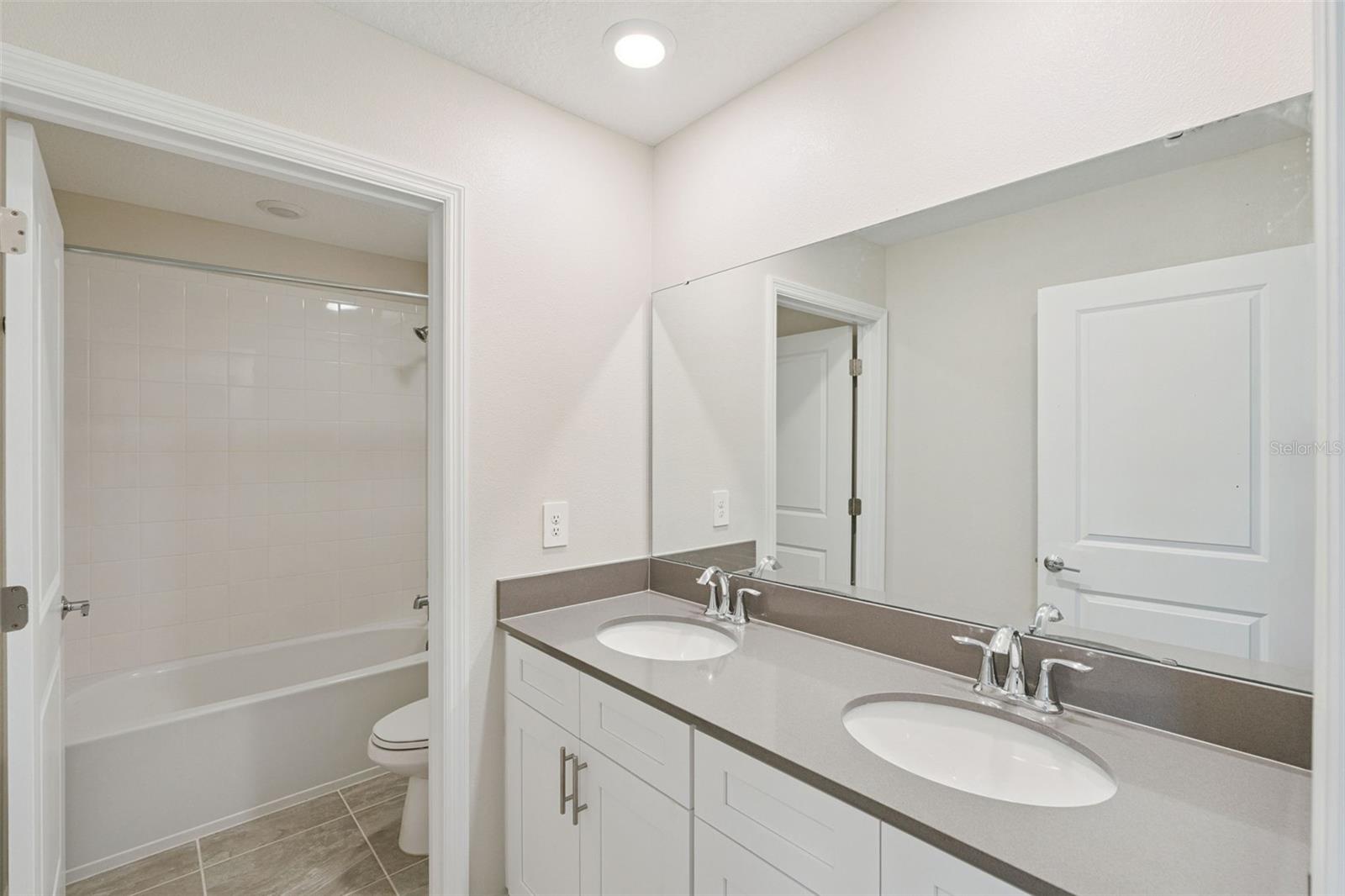 2932 MULLER OAK LOOP
