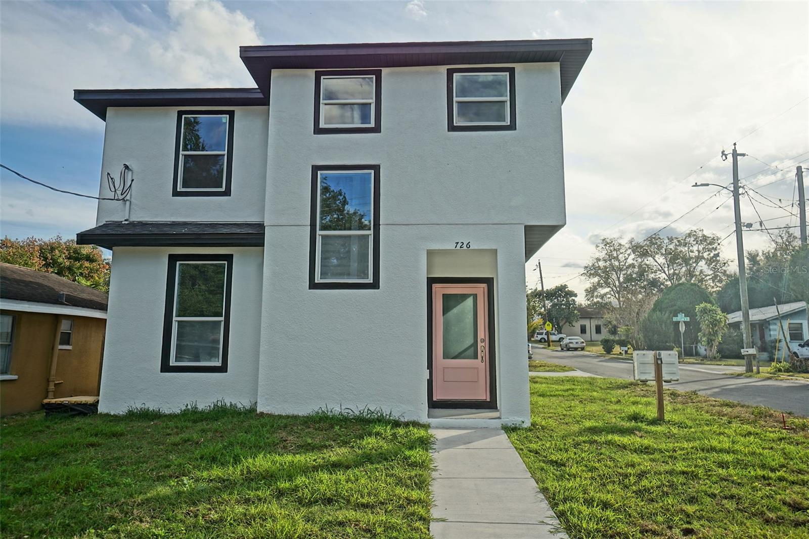 726 W 12TH ST