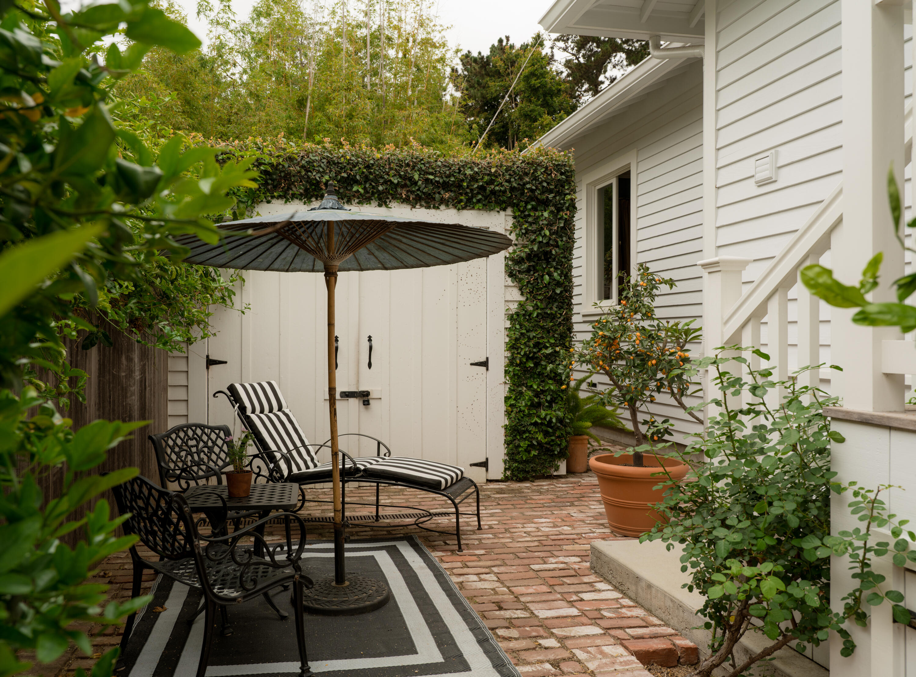 1529 De La Vina Street