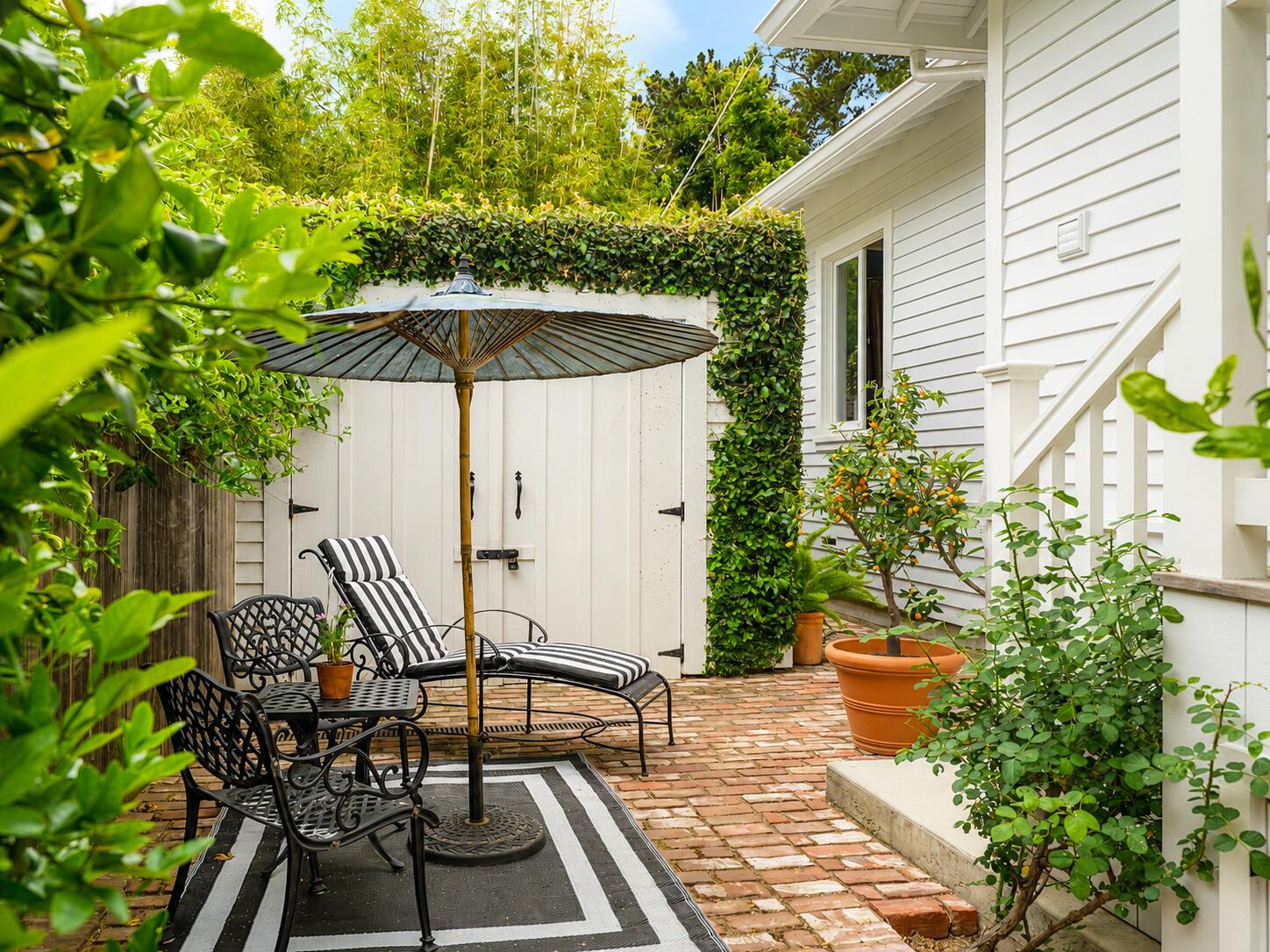 1529 De La Vina Street
