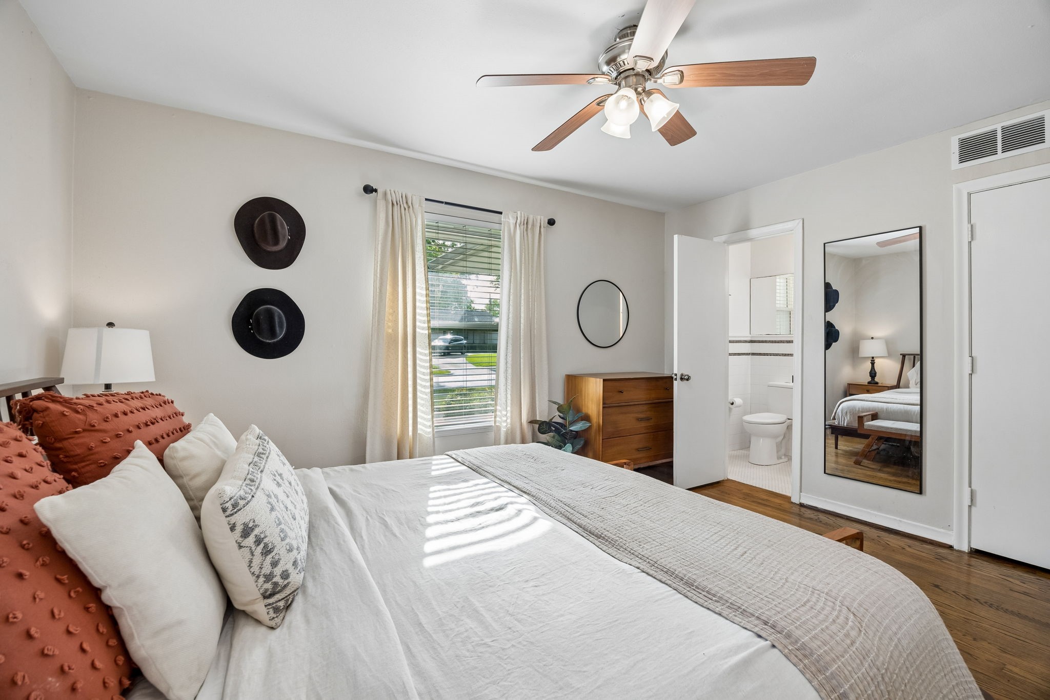 9124 Leaside Drive