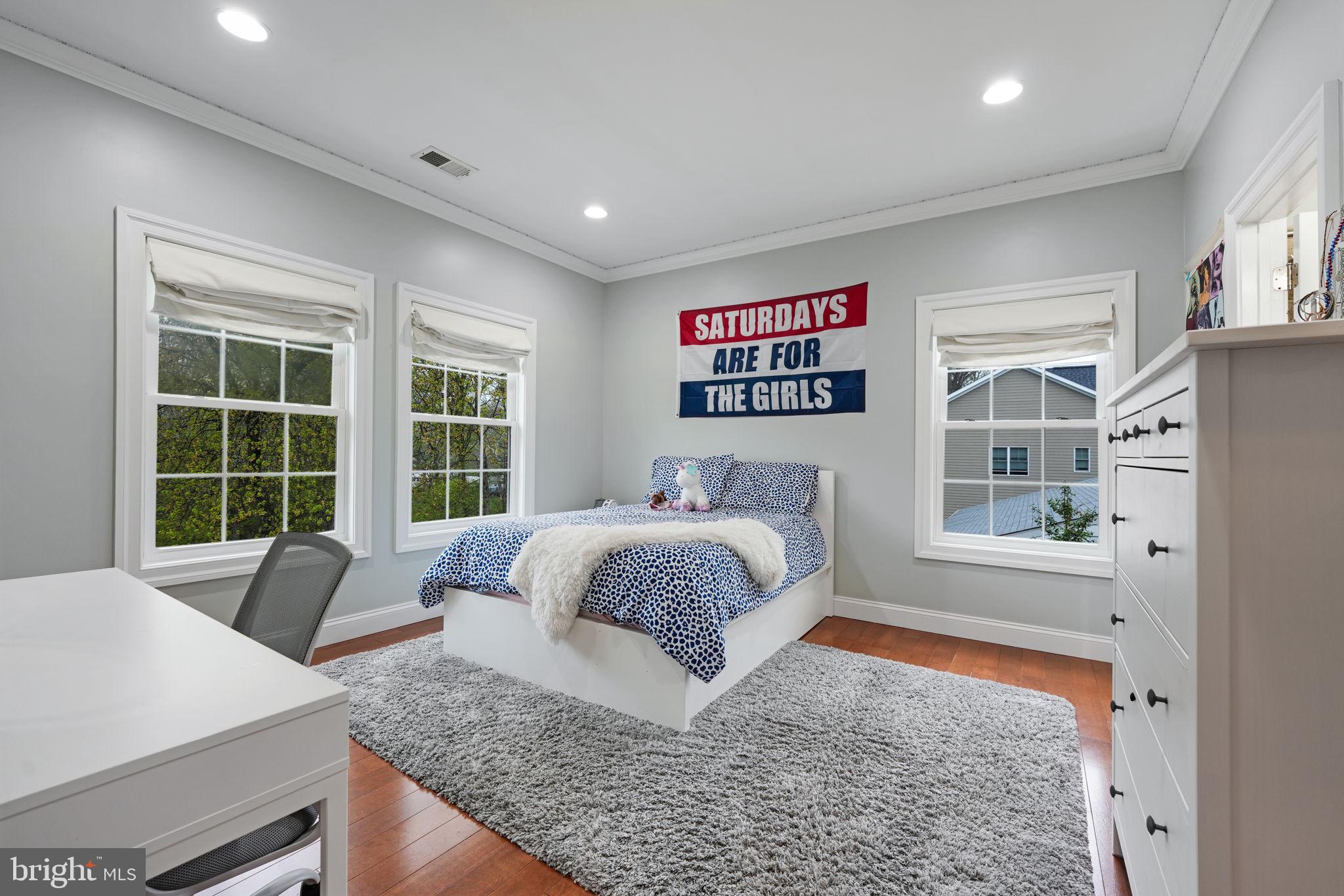 1215 Ross Dr SW