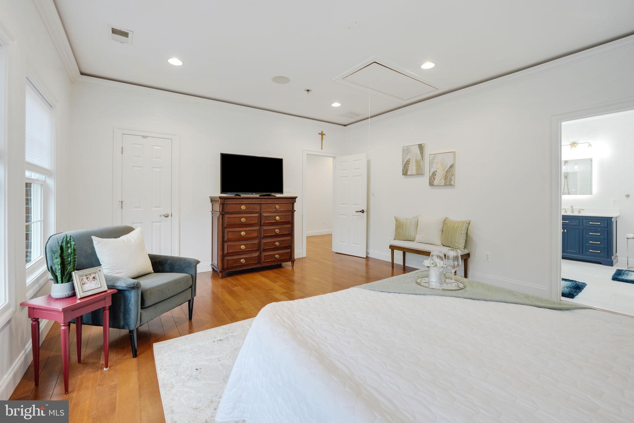 1215 Ross Dr SW