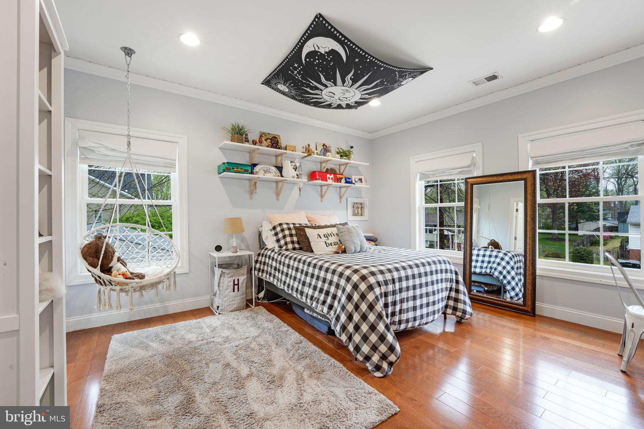 1215 Ross Dr SW