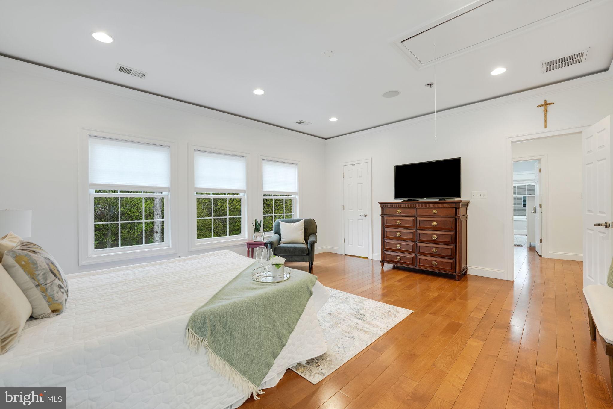 1215 Ross Dr SW