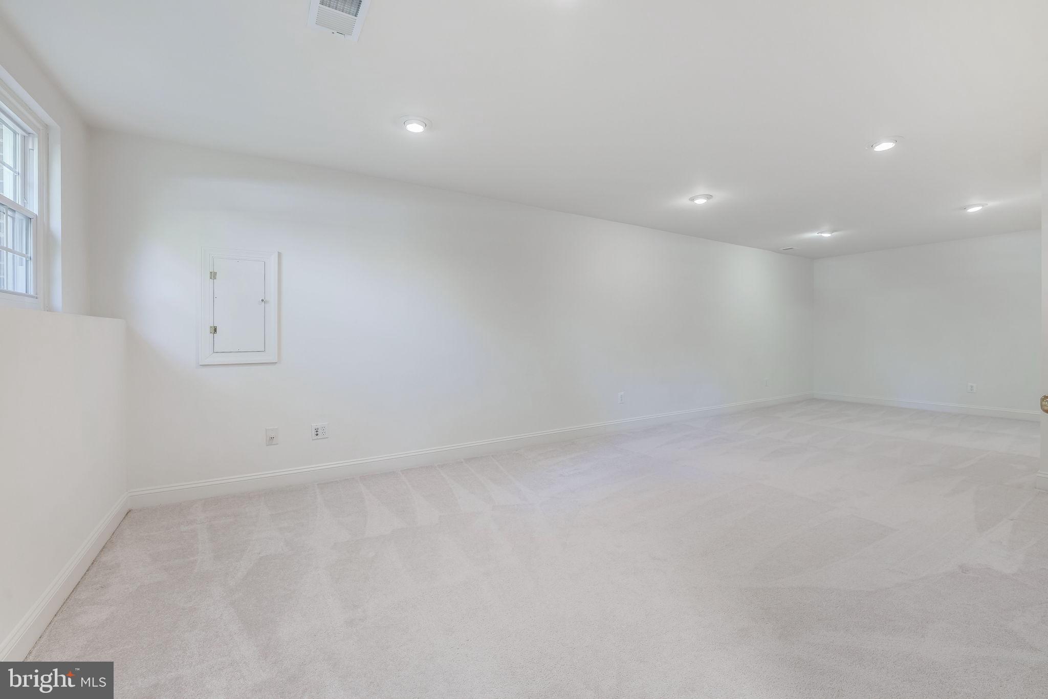 8939 Miller Ln