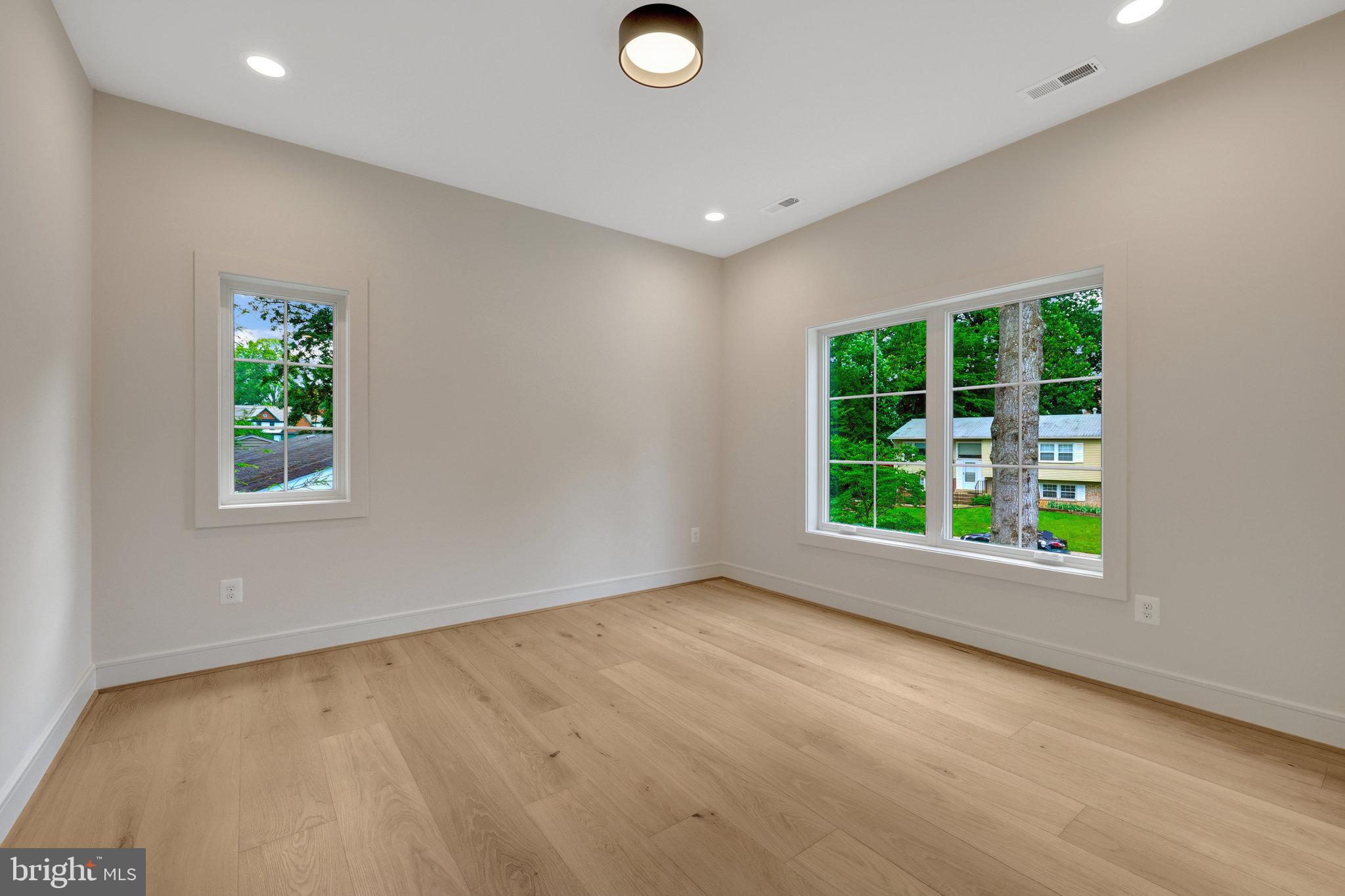 904 Shady Dr SE