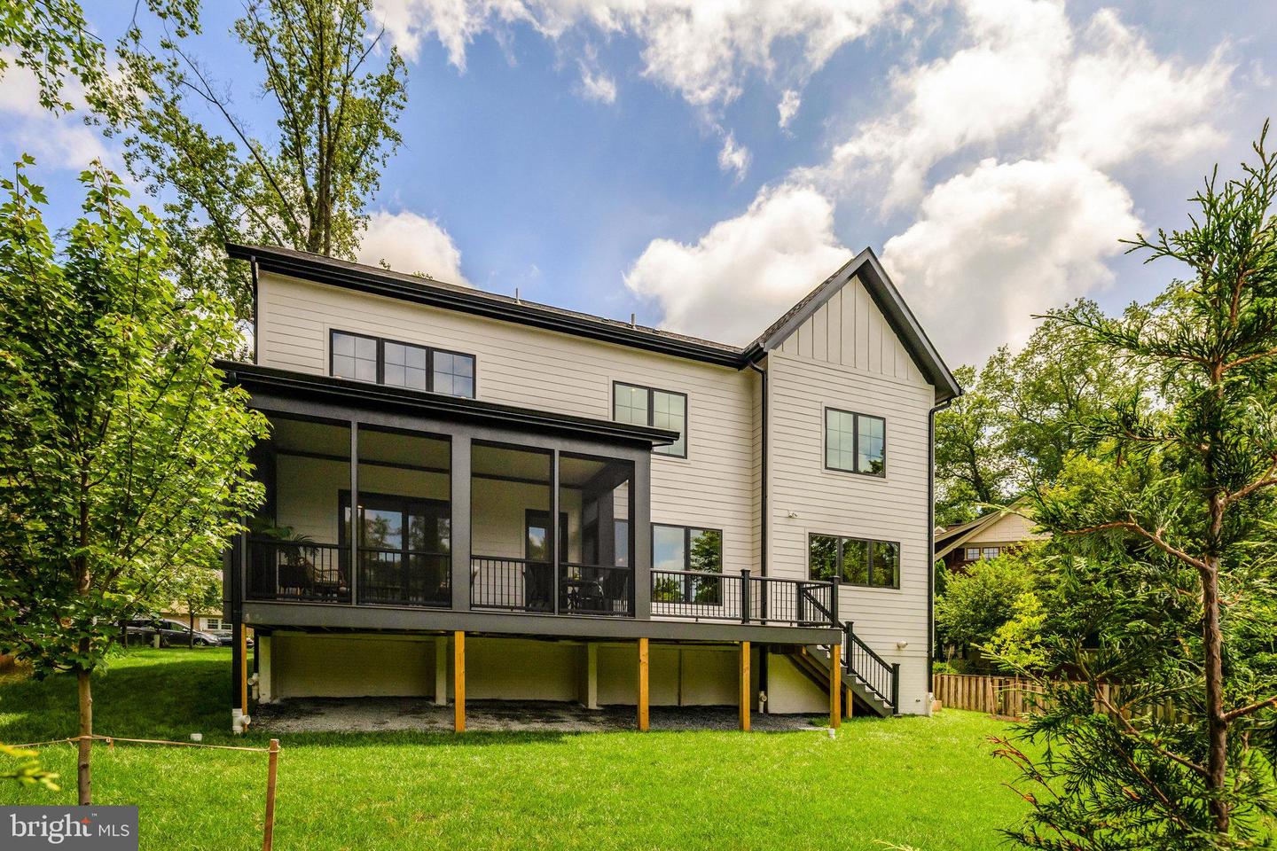 904 Shady Dr SE