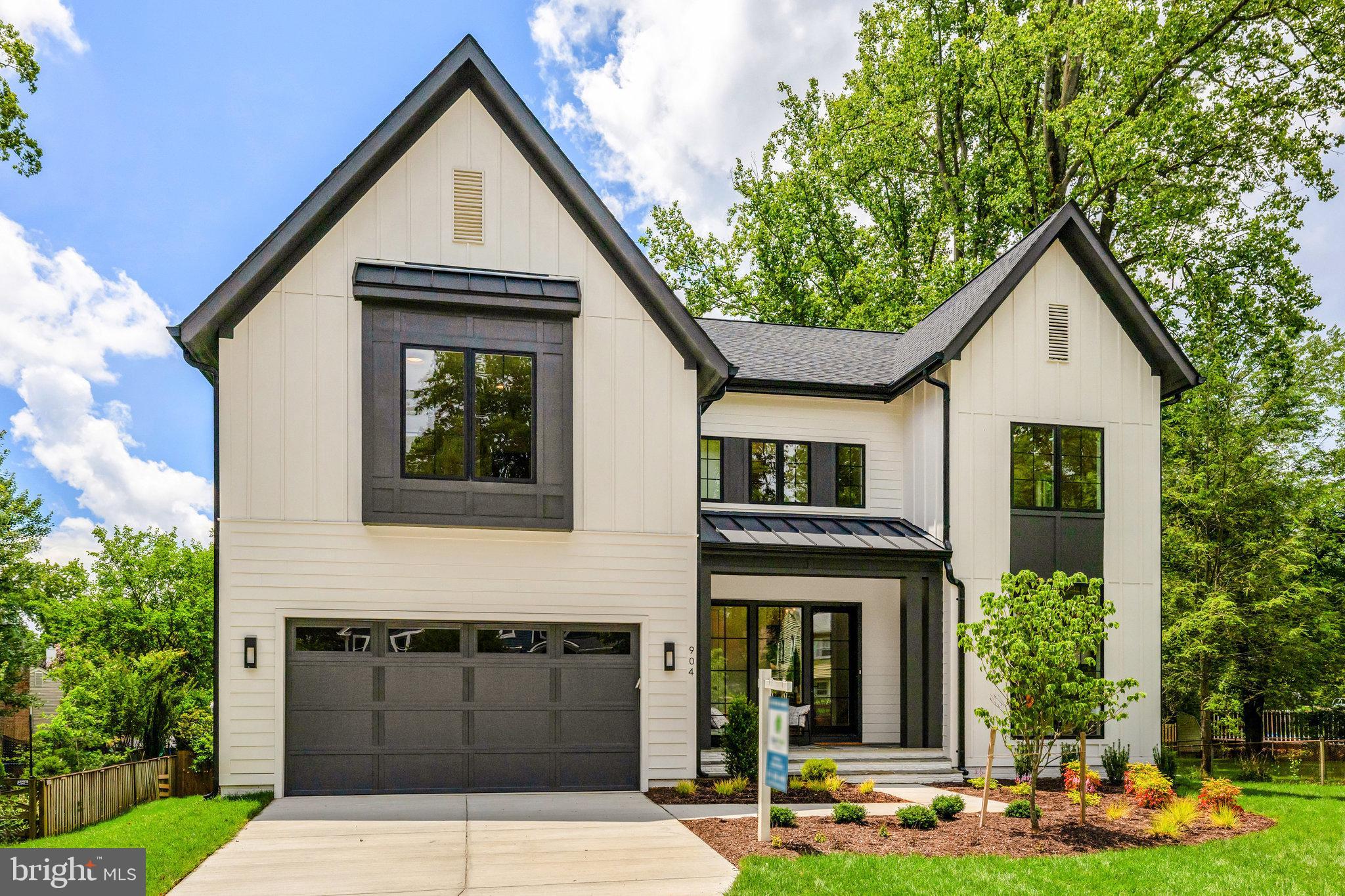 904 Shady Dr SE