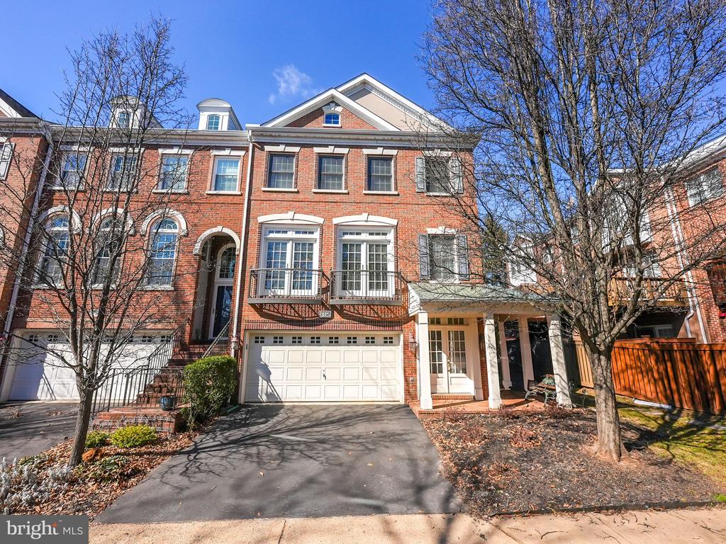 3060 McKinnon Way
