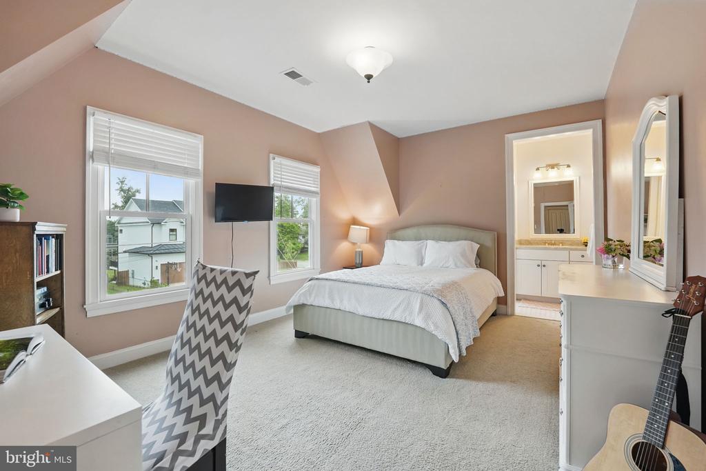 204 Elm St SW