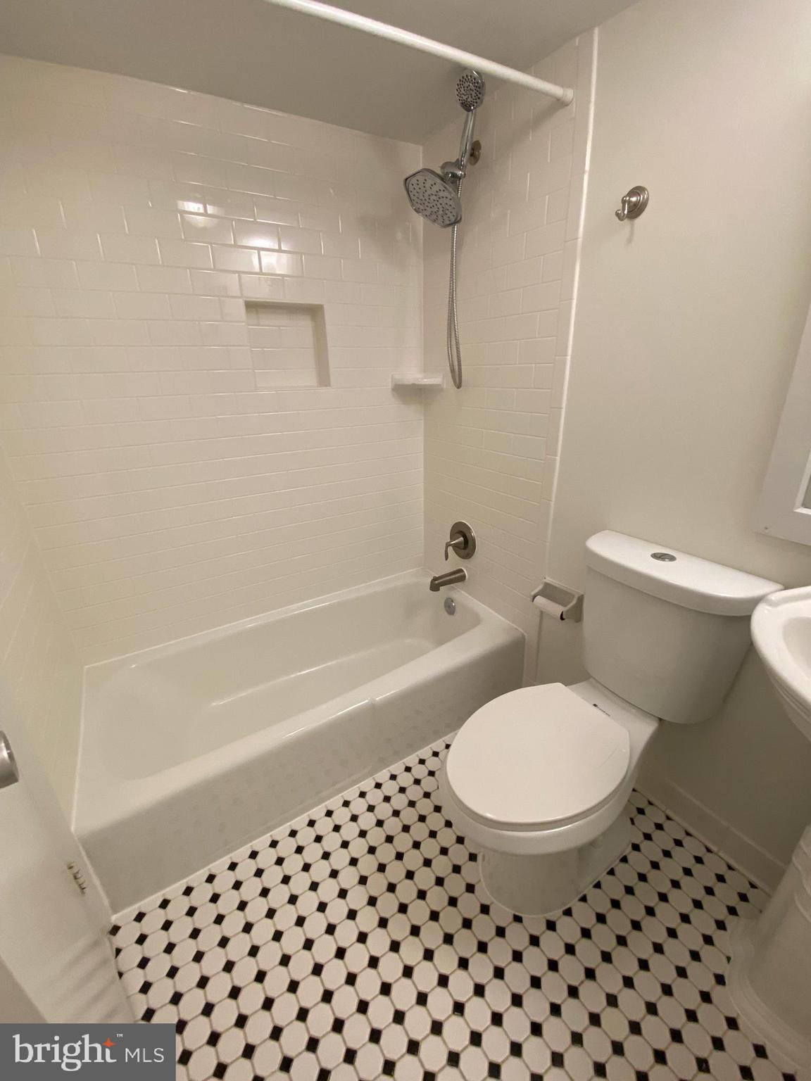 111 CENTER ST N #B-304