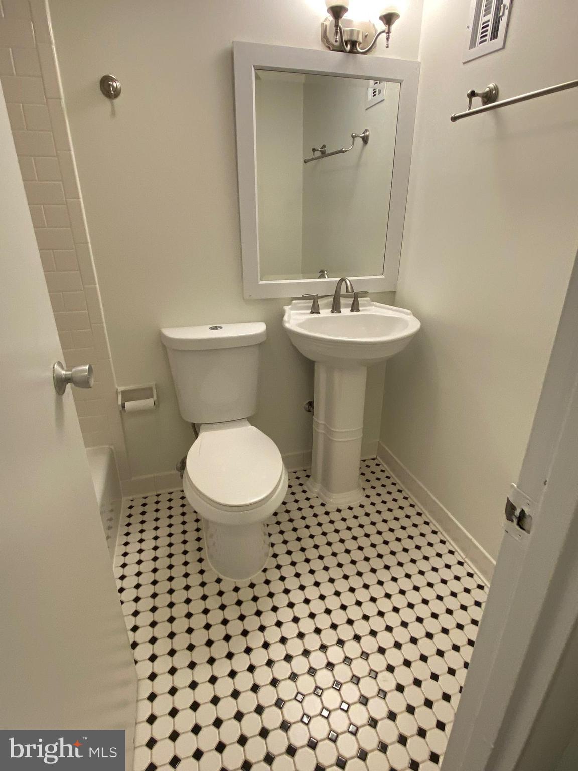 111 CENTER ST N #B-304