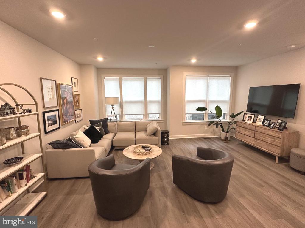 209 MARKET SQUARE NW 17