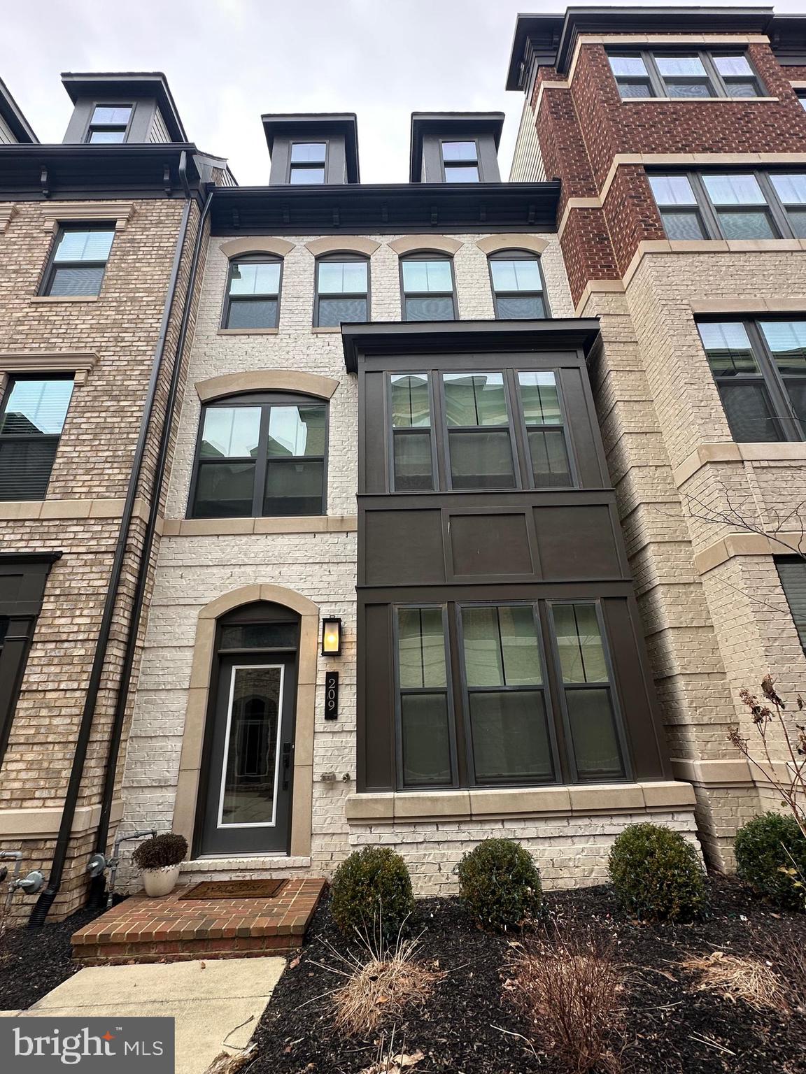 209 MARKET SQUARE NW 17