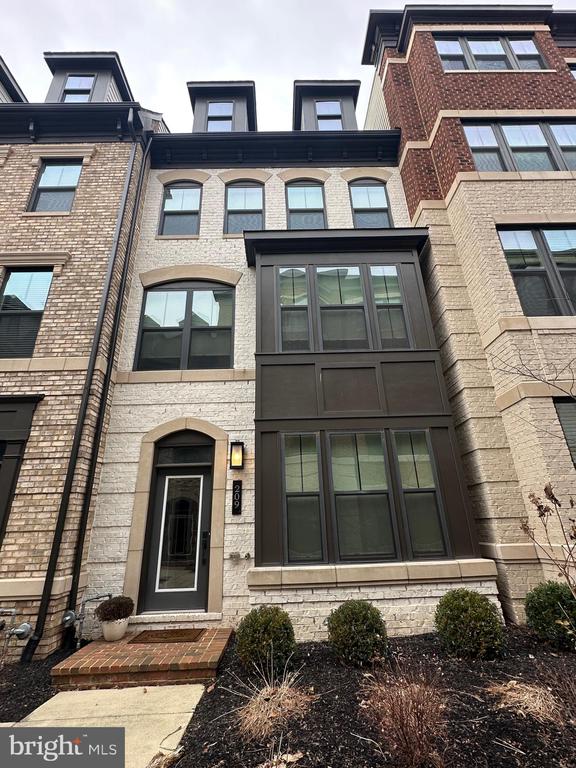 209 MARKET SQUARE NW 17