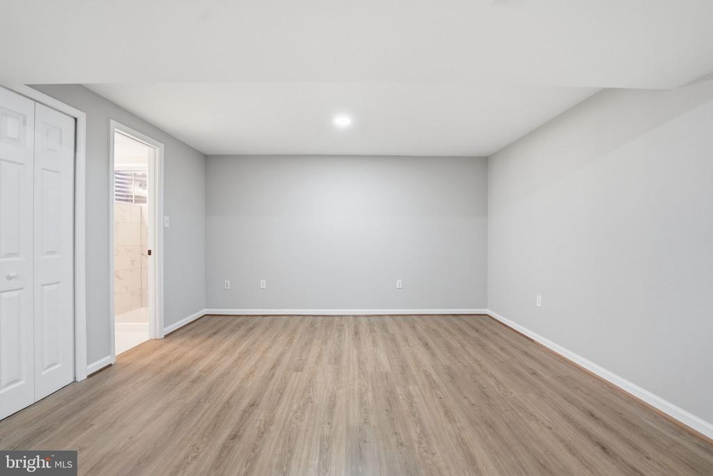 9438 WALLINGFORD DRIVE