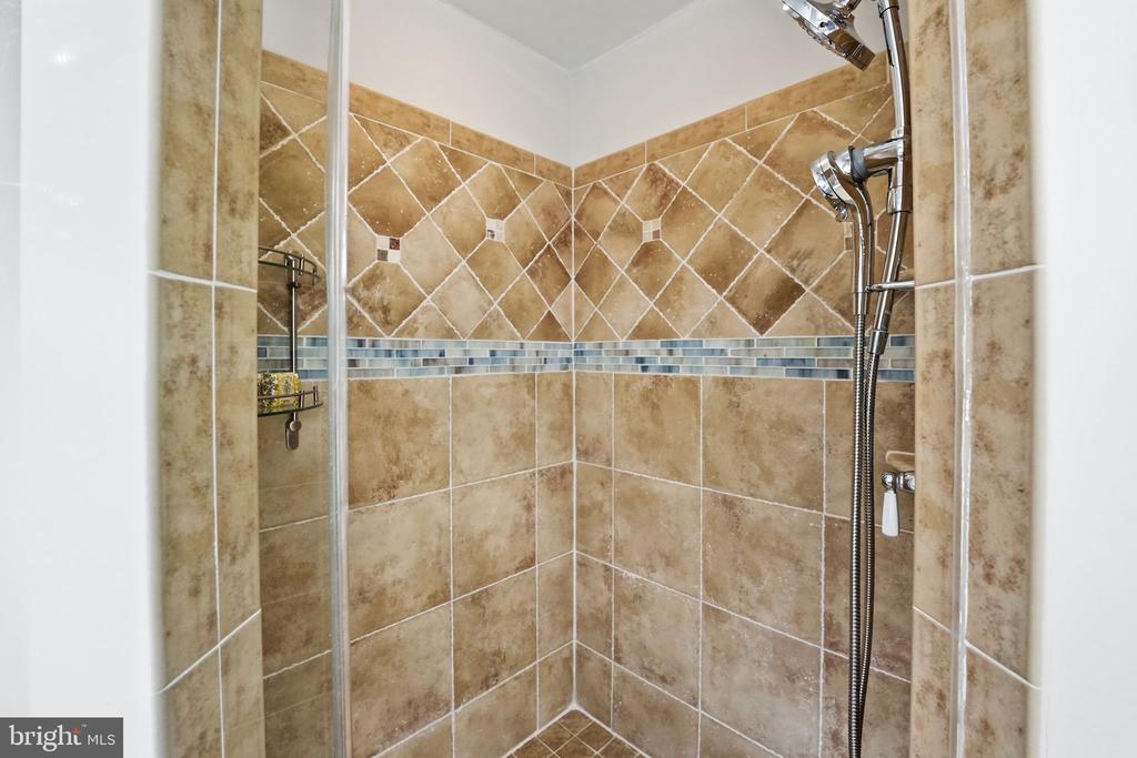 9438 WALLINGFORD DRIVE