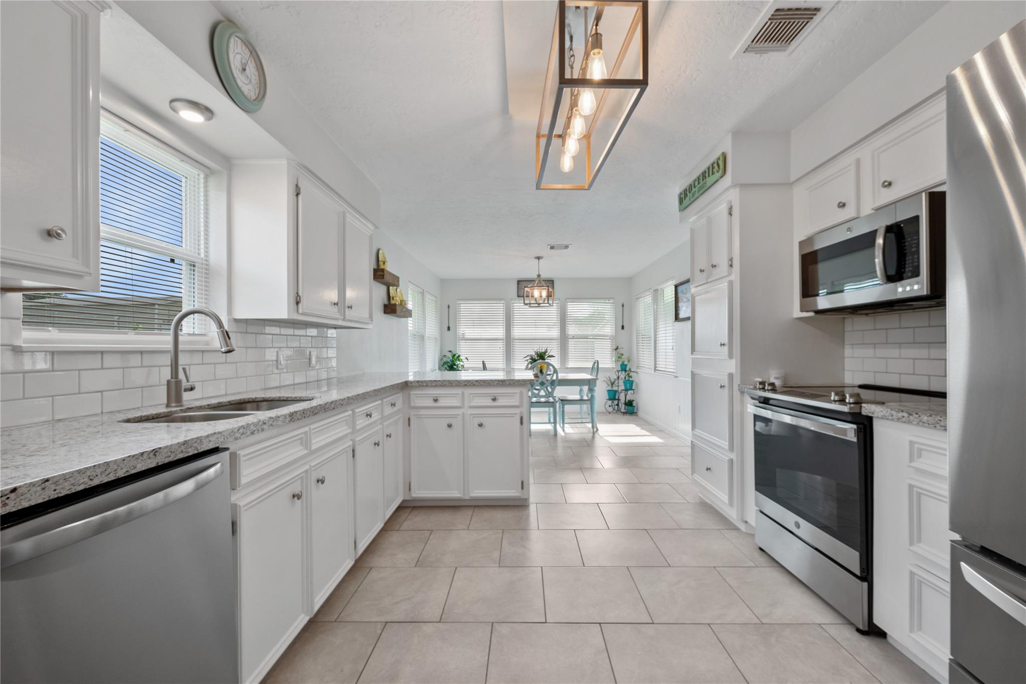 19661 Lazy Lane, Porter