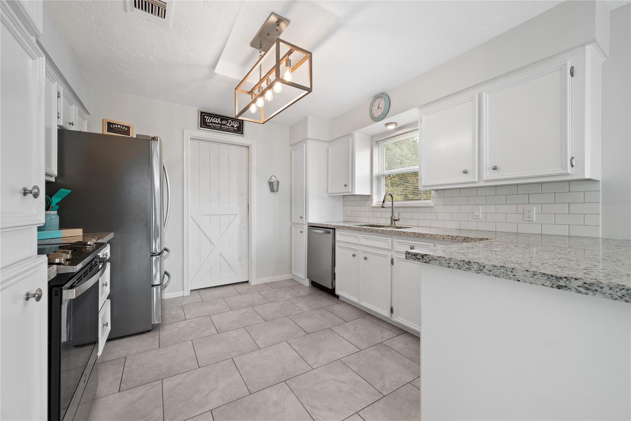 19661 Lazy Lane, Porter