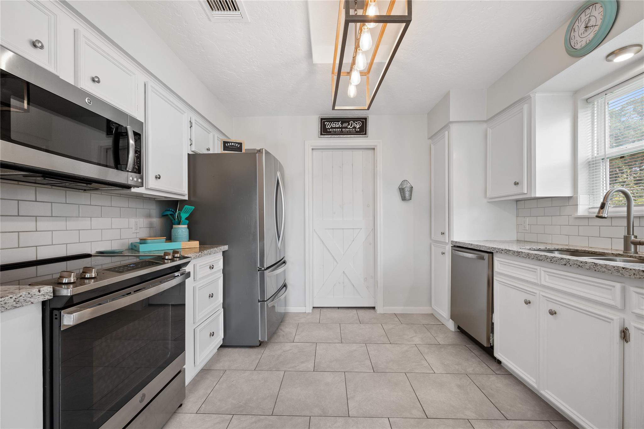 19661 Lazy Lane, Porter
