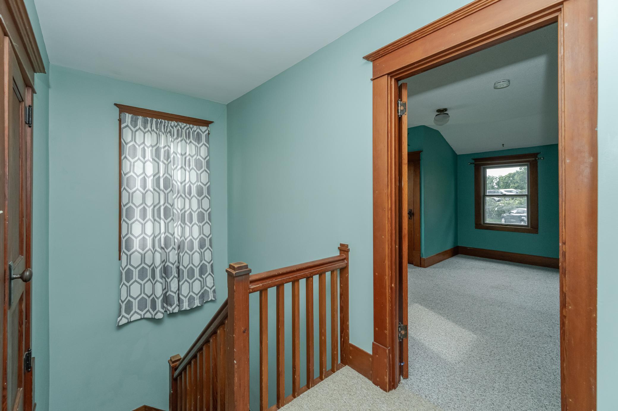 204 Hillcrest Street E