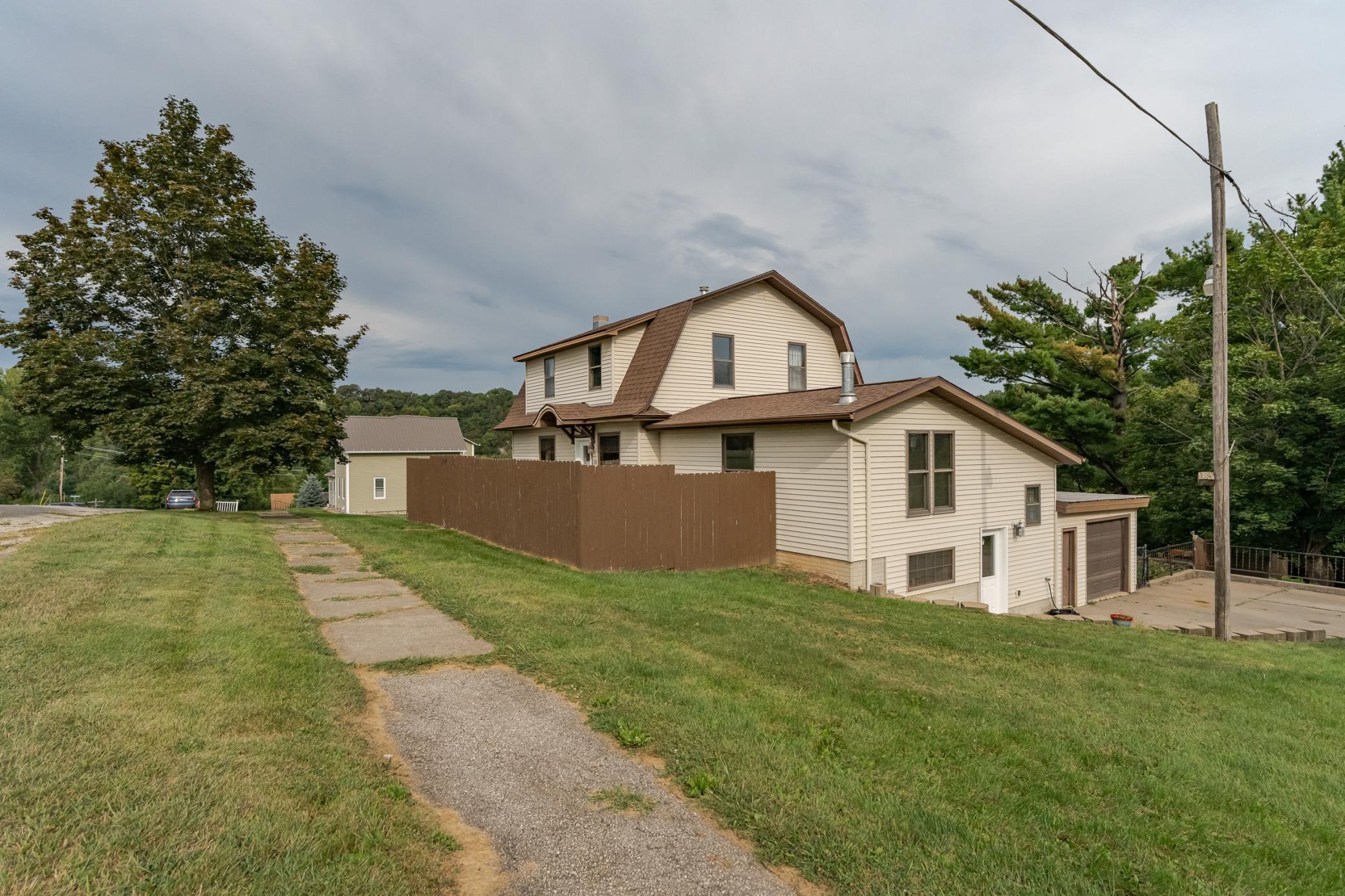 204 Hillcrest Street E