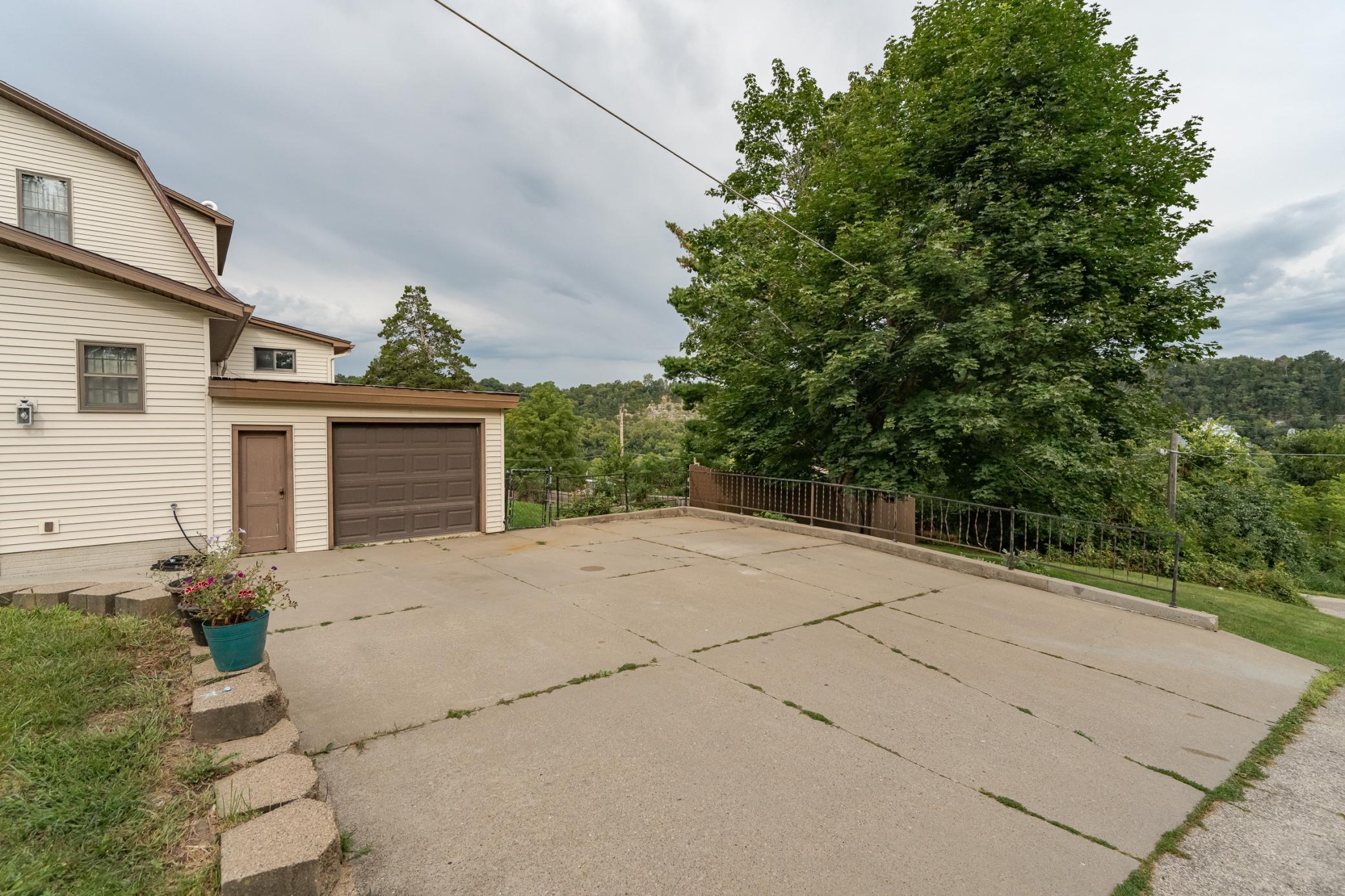 204 Hillcrest Street E