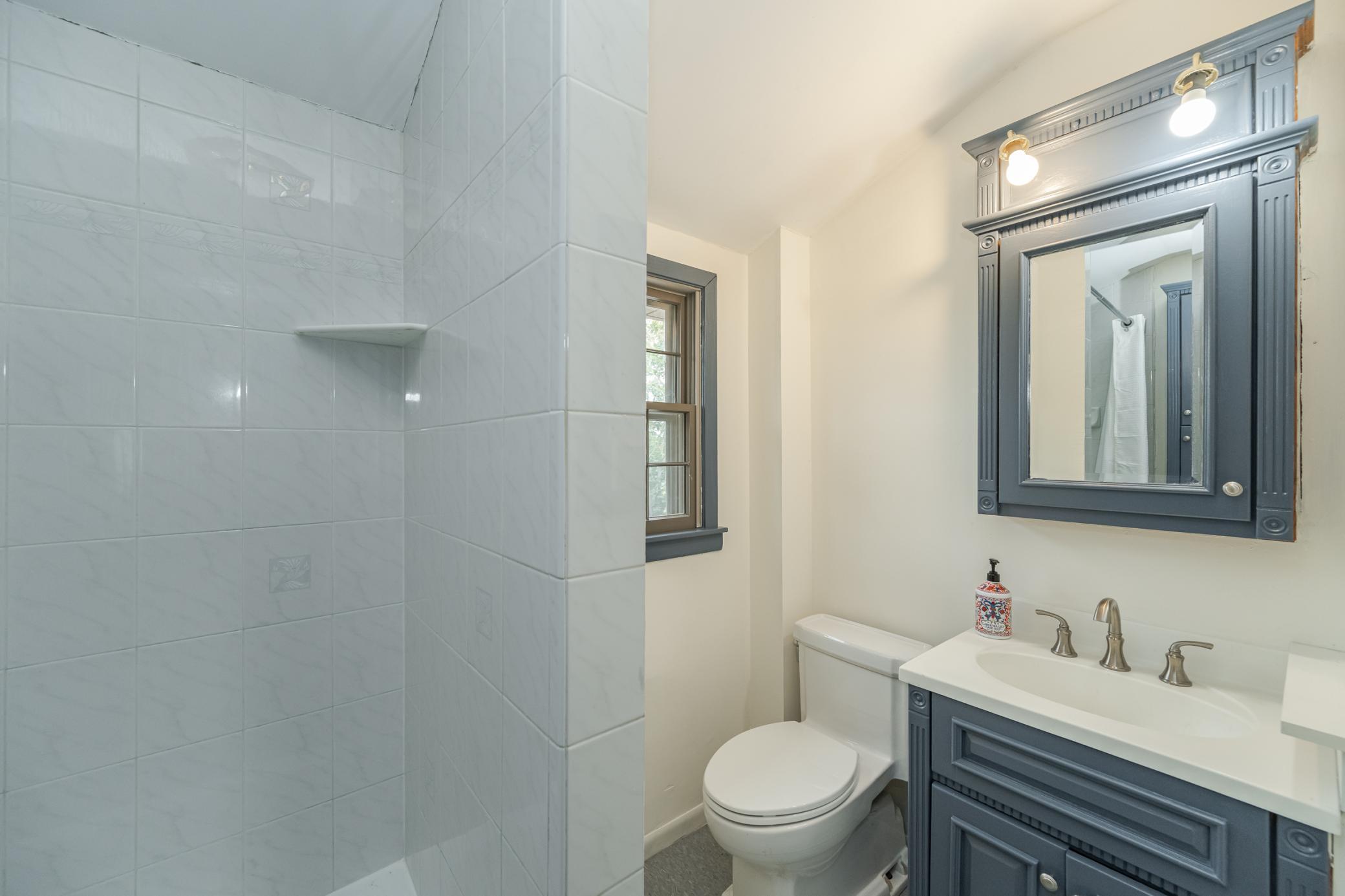 204 Hillcrest Street E