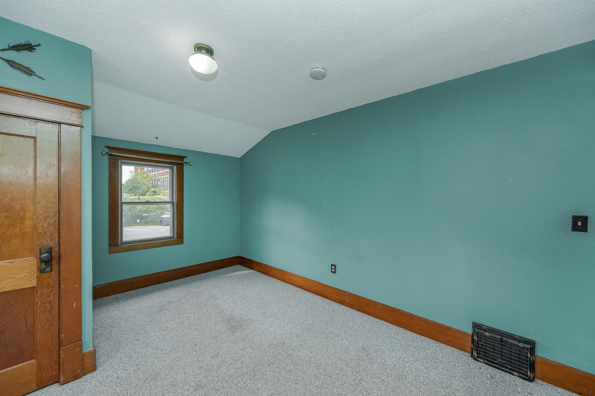 204 Hillcrest Street E