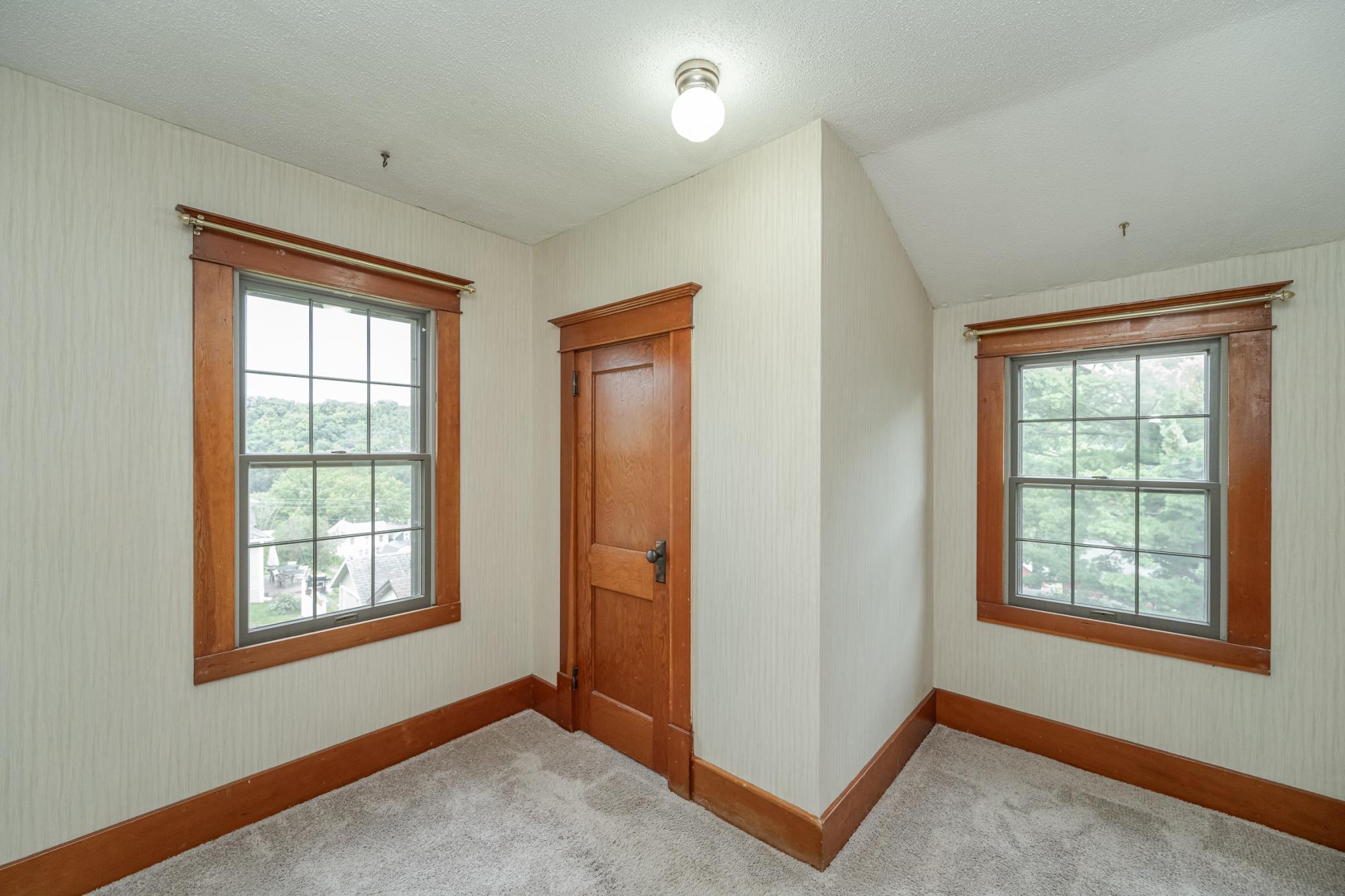 204 Hillcrest Street E