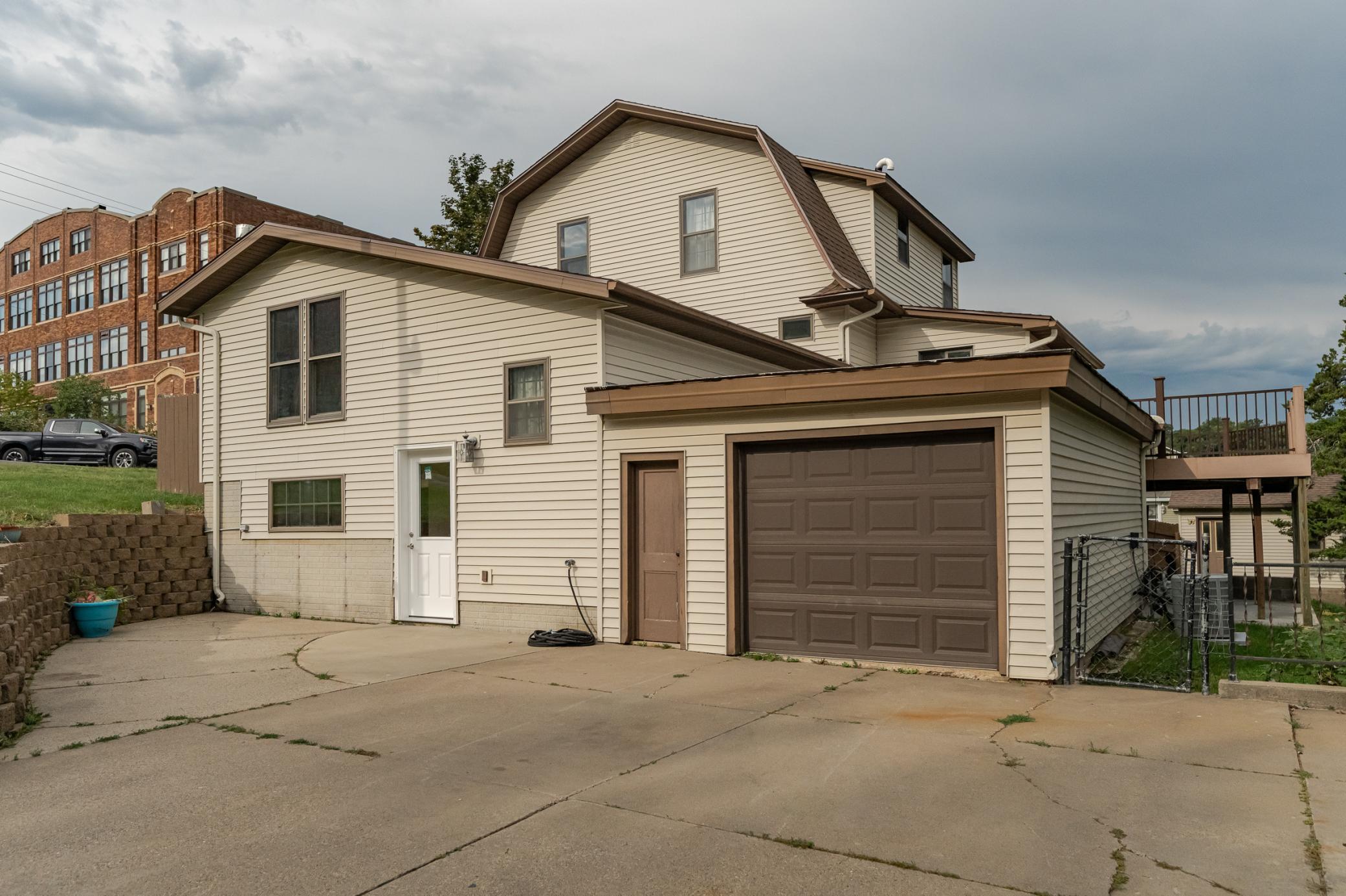 204 Hillcrest Street E