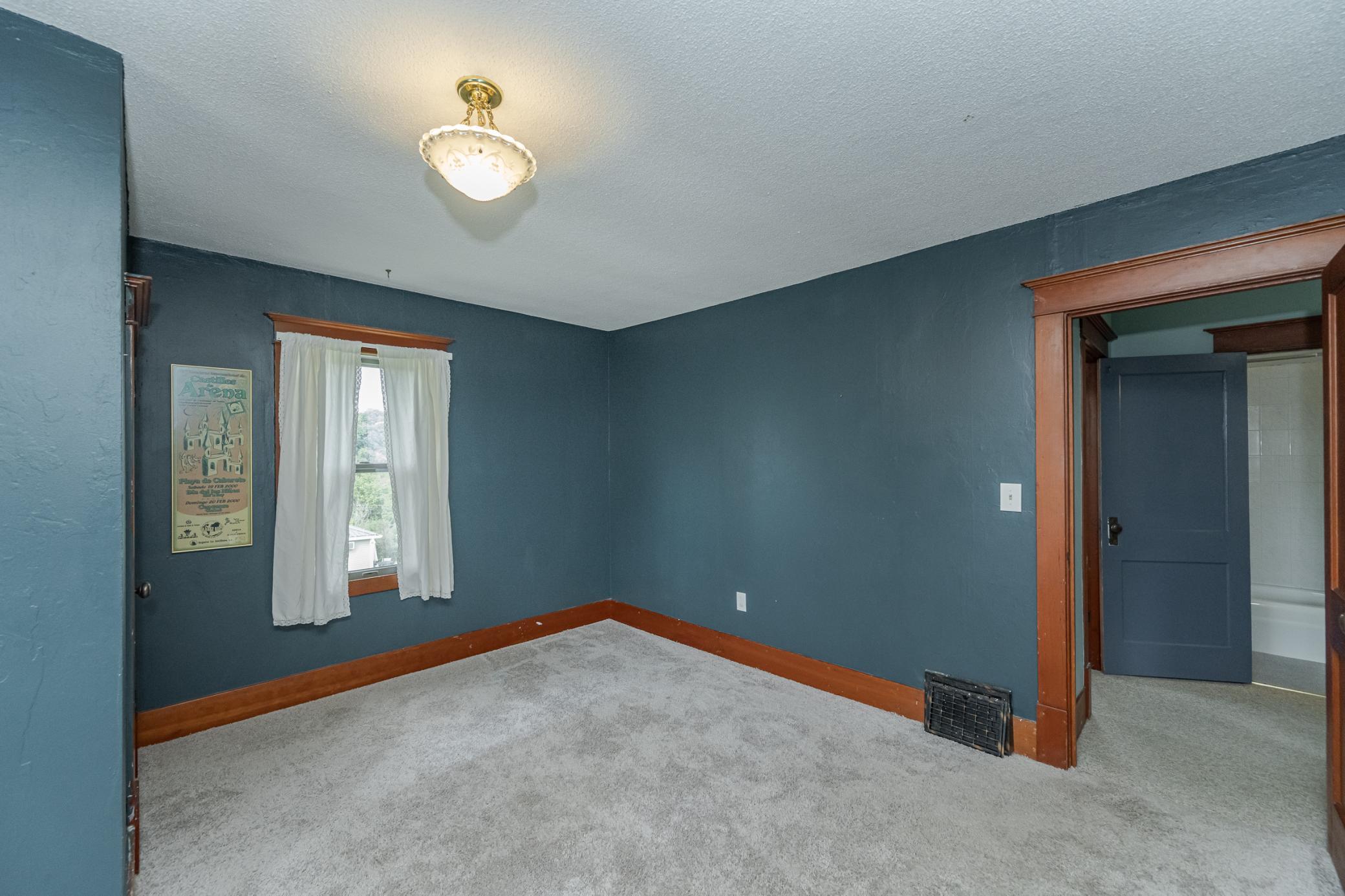 204 Hillcrest Street E