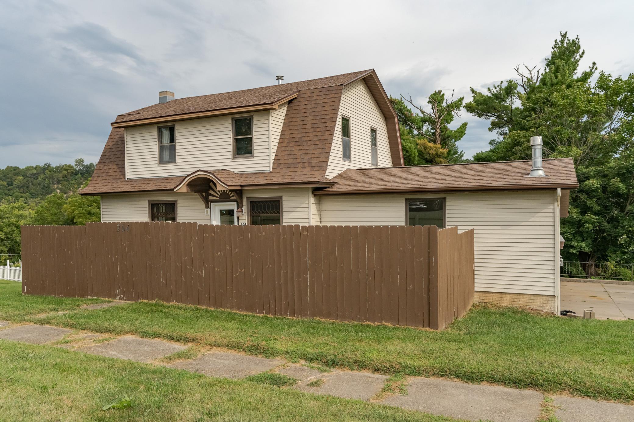 204 Hillcrest Street E