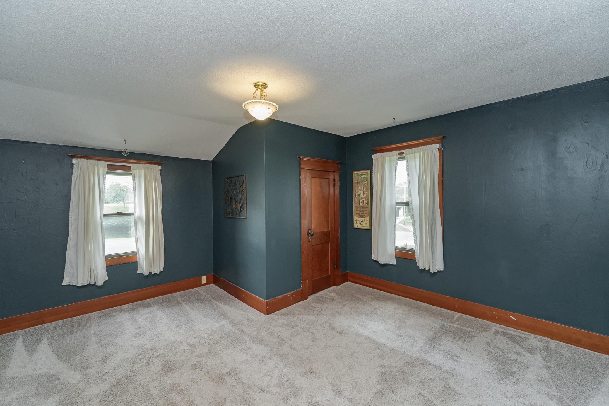 204 Hillcrest Street E