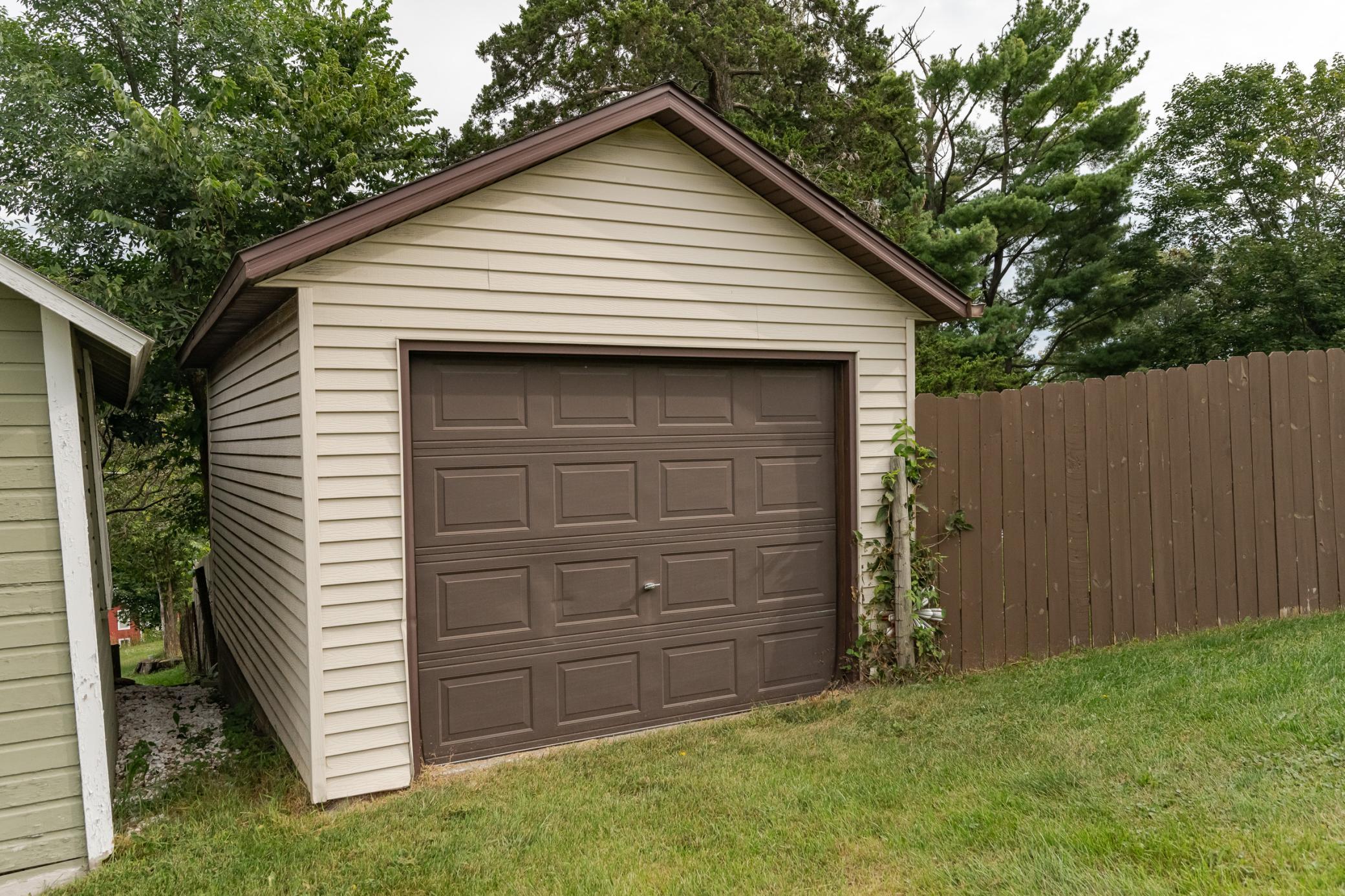 204 Hillcrest Street E