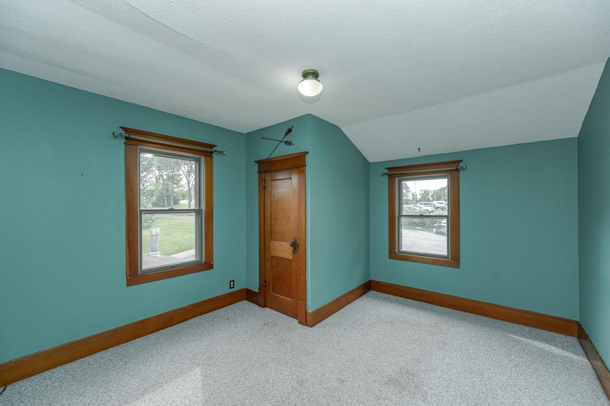 204 Hillcrest Street E