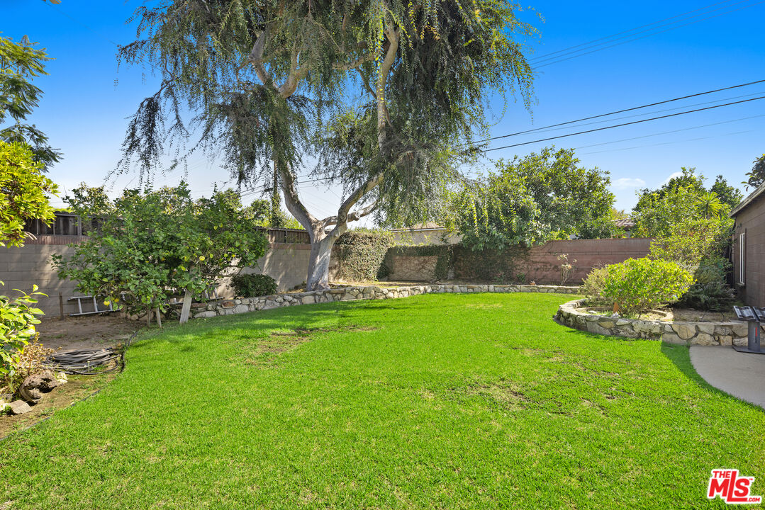 8136 LOYOLA BLVD