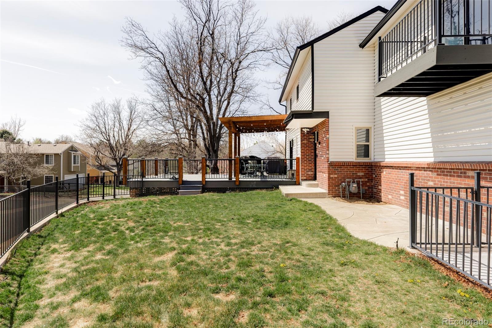 899 W Peakview Circle