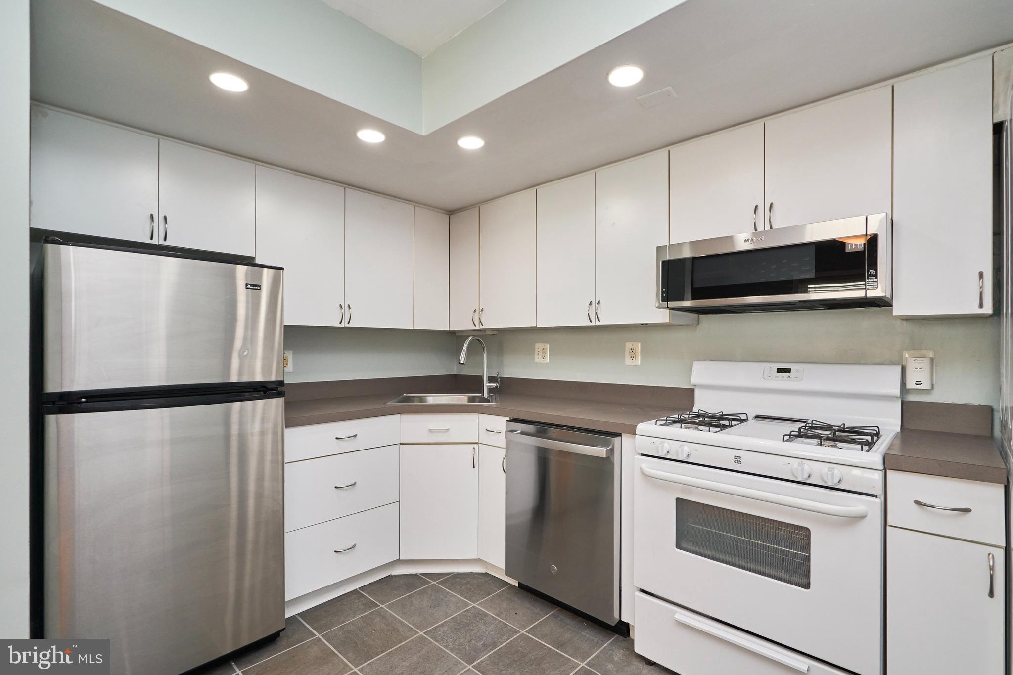 327 LAVERNE AVE