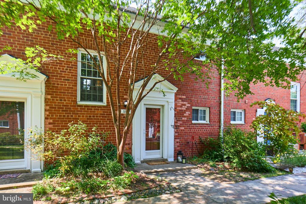 3254 Martha Custis Dr