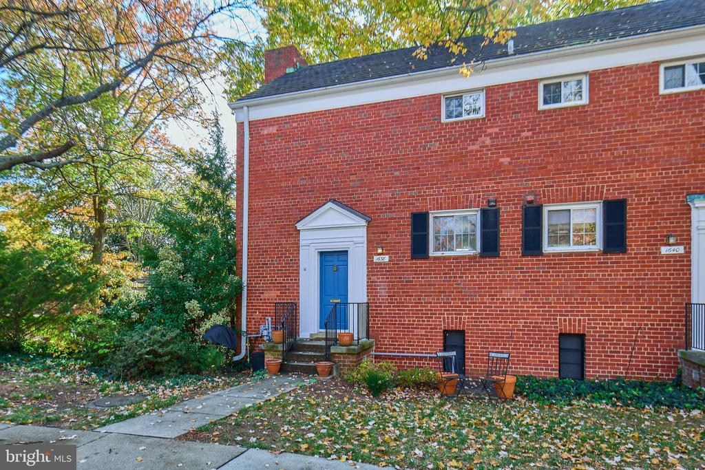 1638 MOUNT EAGLE PLACE