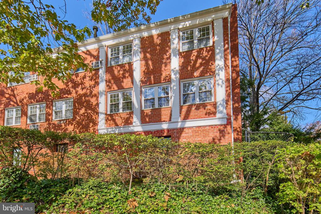 1638 MOUNT EAGLE PLACE