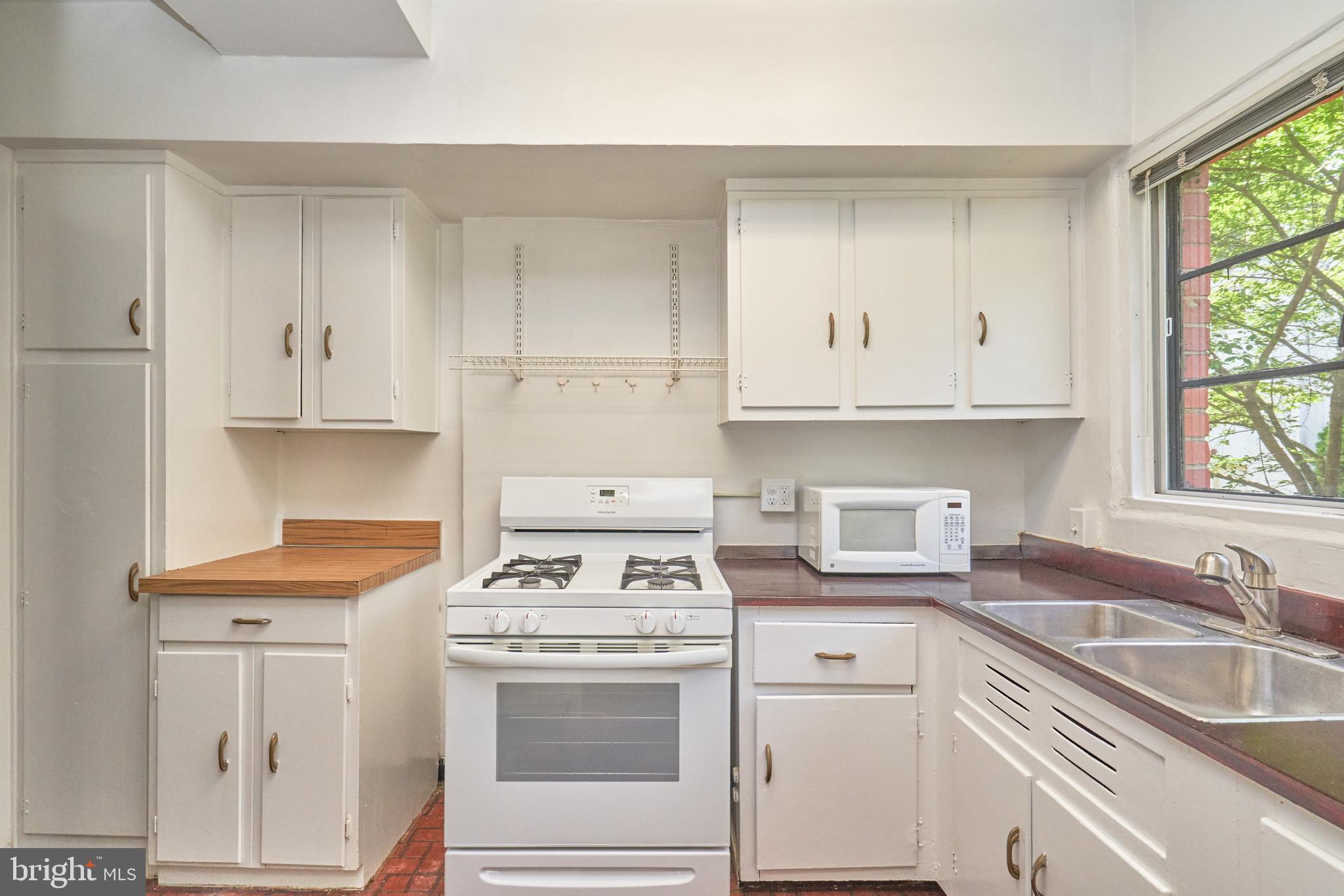 1553 MOUNT EAGLE PLACE