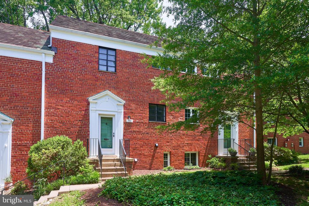 1553 MOUNT EAGLE PLACE