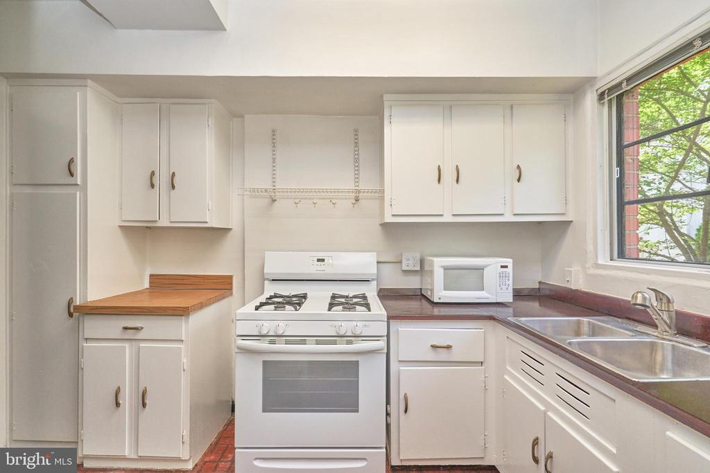 1553 MOUNT EAGLE PLACE