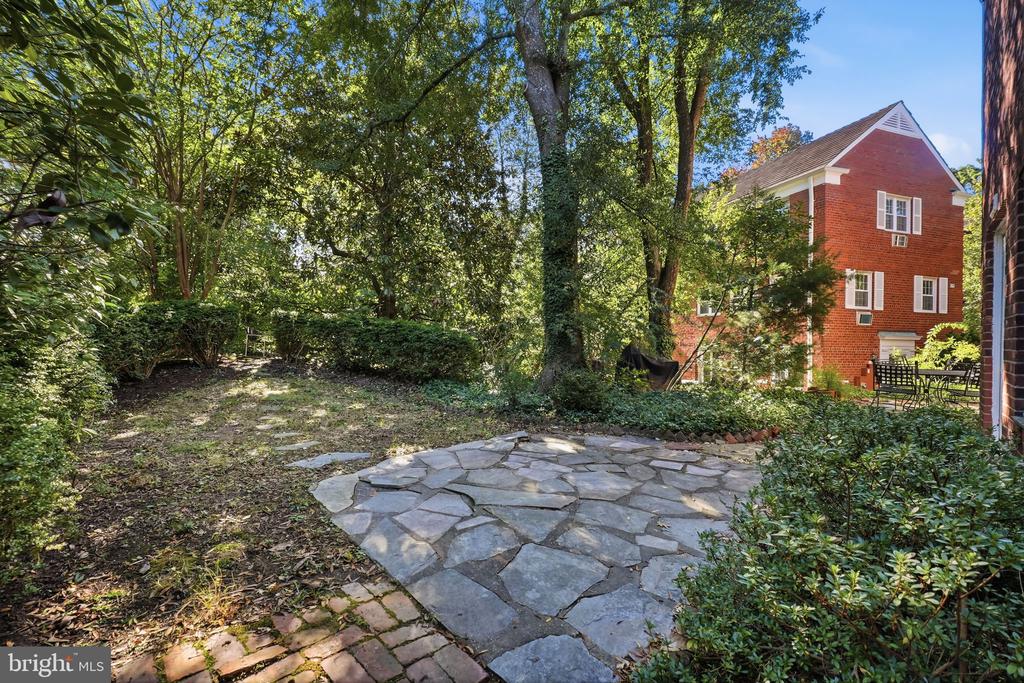 1540 MOUNT EAGLE PLACE