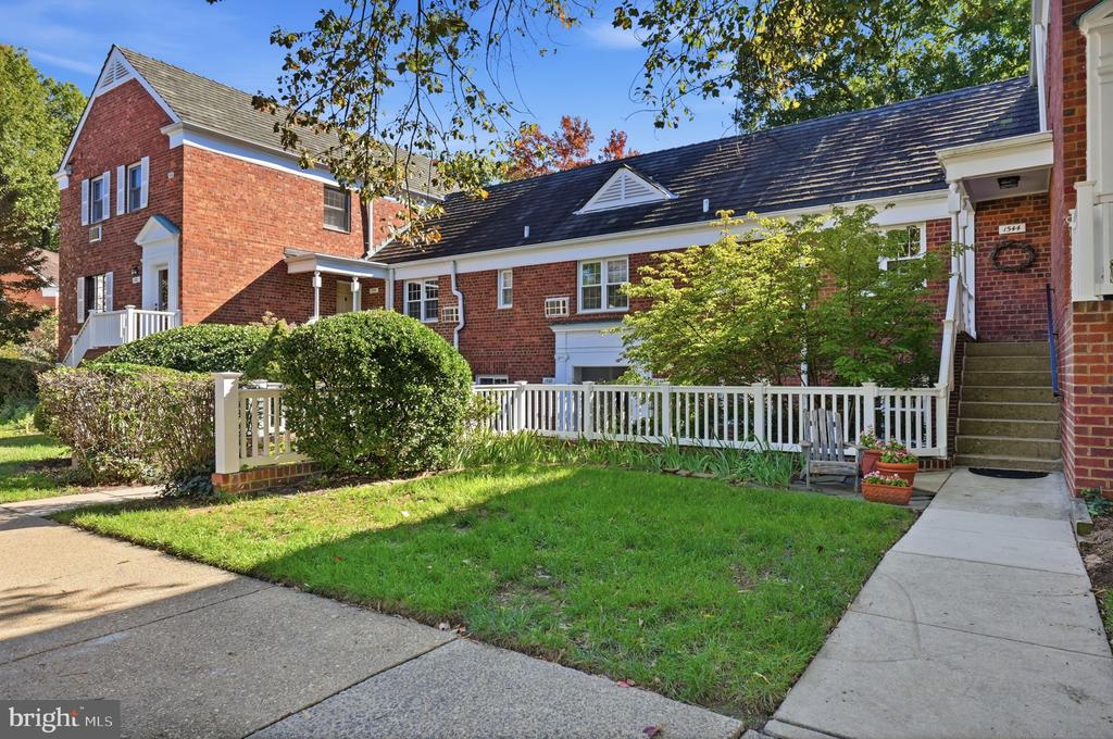 1540 MOUNT EAGLE PLACE