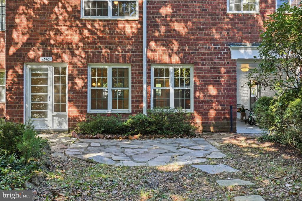 1540 MOUNT EAGLE PLACE