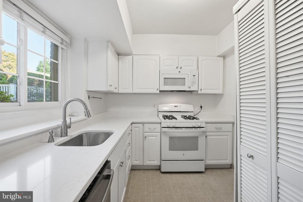 1540 MOUNT EAGLE PLACE